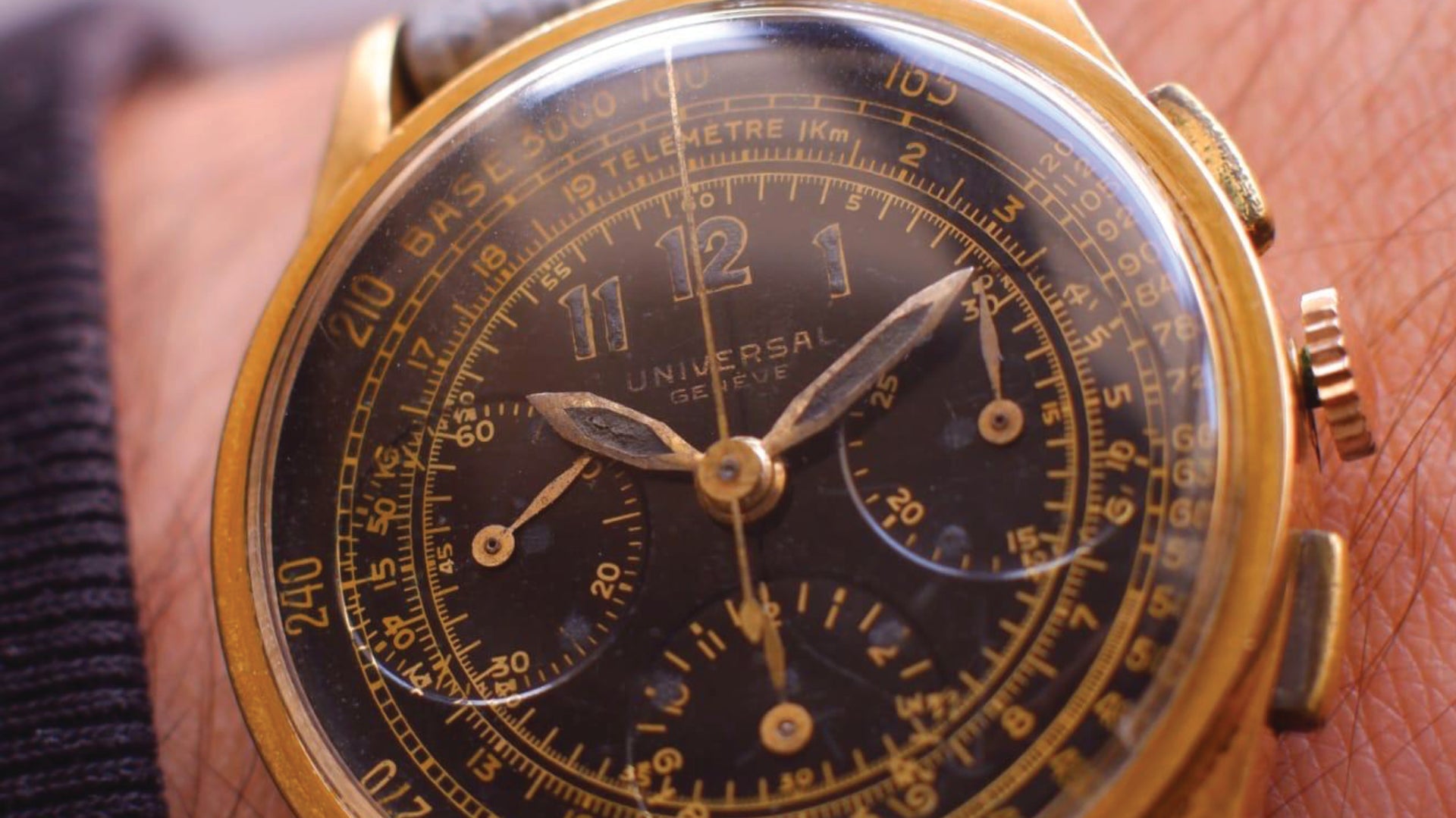 wristshot of the vintage 1930s Universal Geneve Compax chronograph with Base-3000 tachymeter