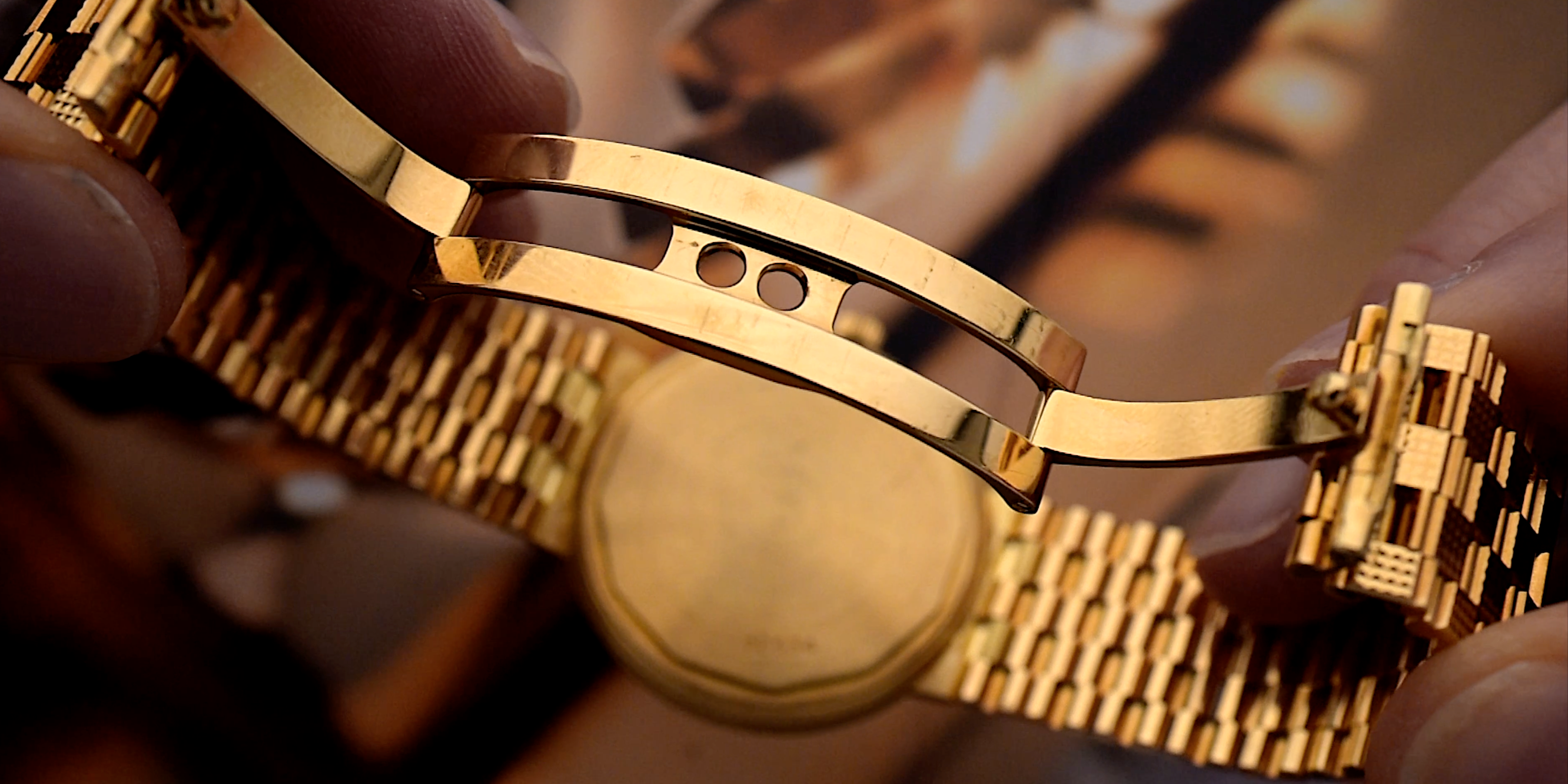 close up on the integrated bracelet on a 18k yellow gold vintage 1980s Audemars Piguet