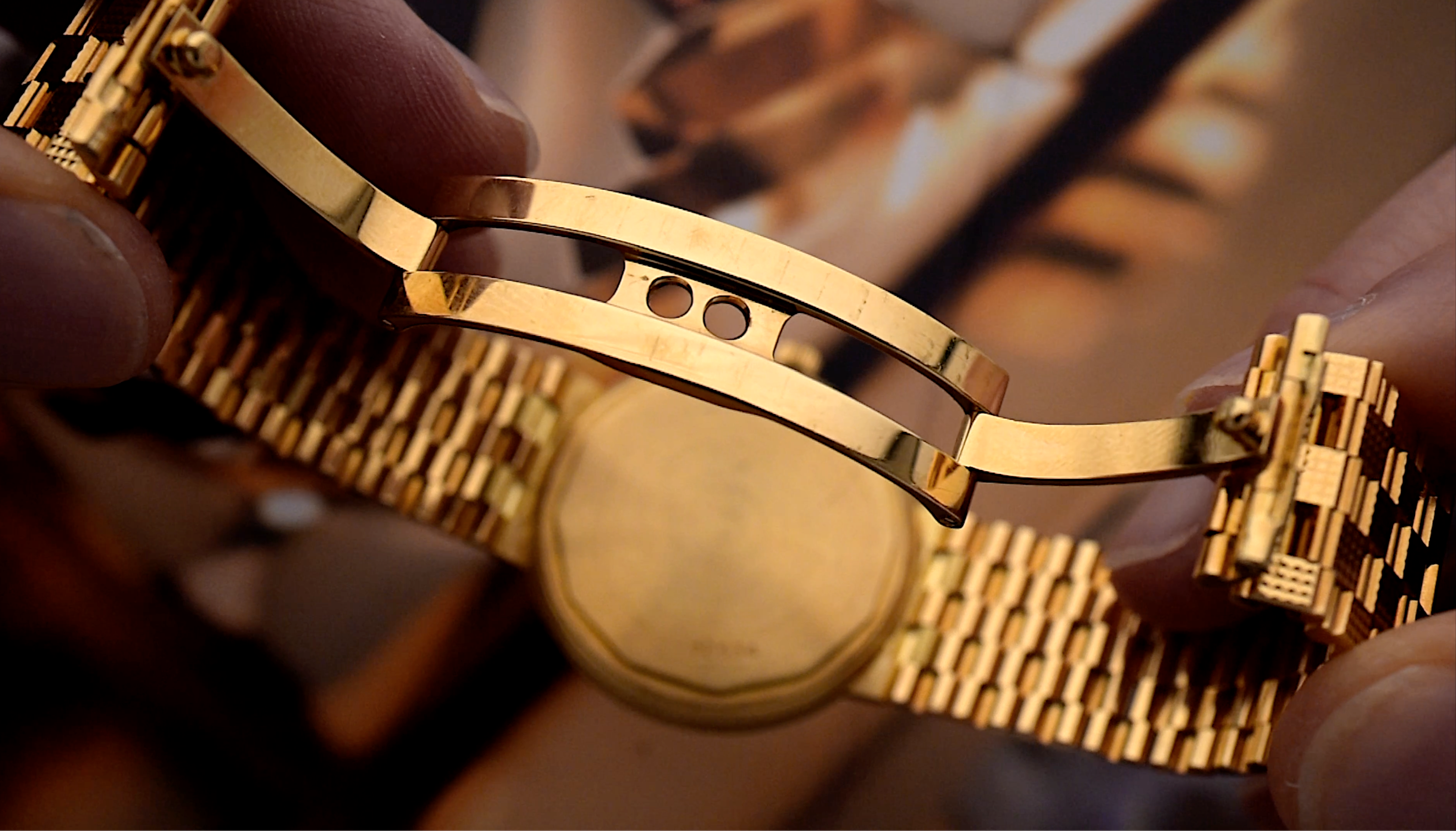 close up on the integrated bracelet on a 18k yellow gold vintage 1980s Audemars Piguet