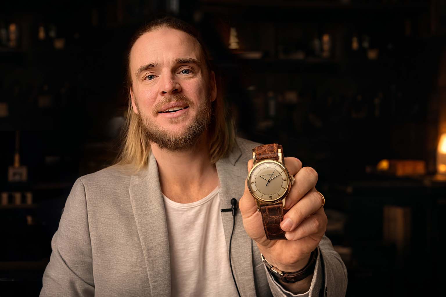 Un hombre con un reloj en la mano