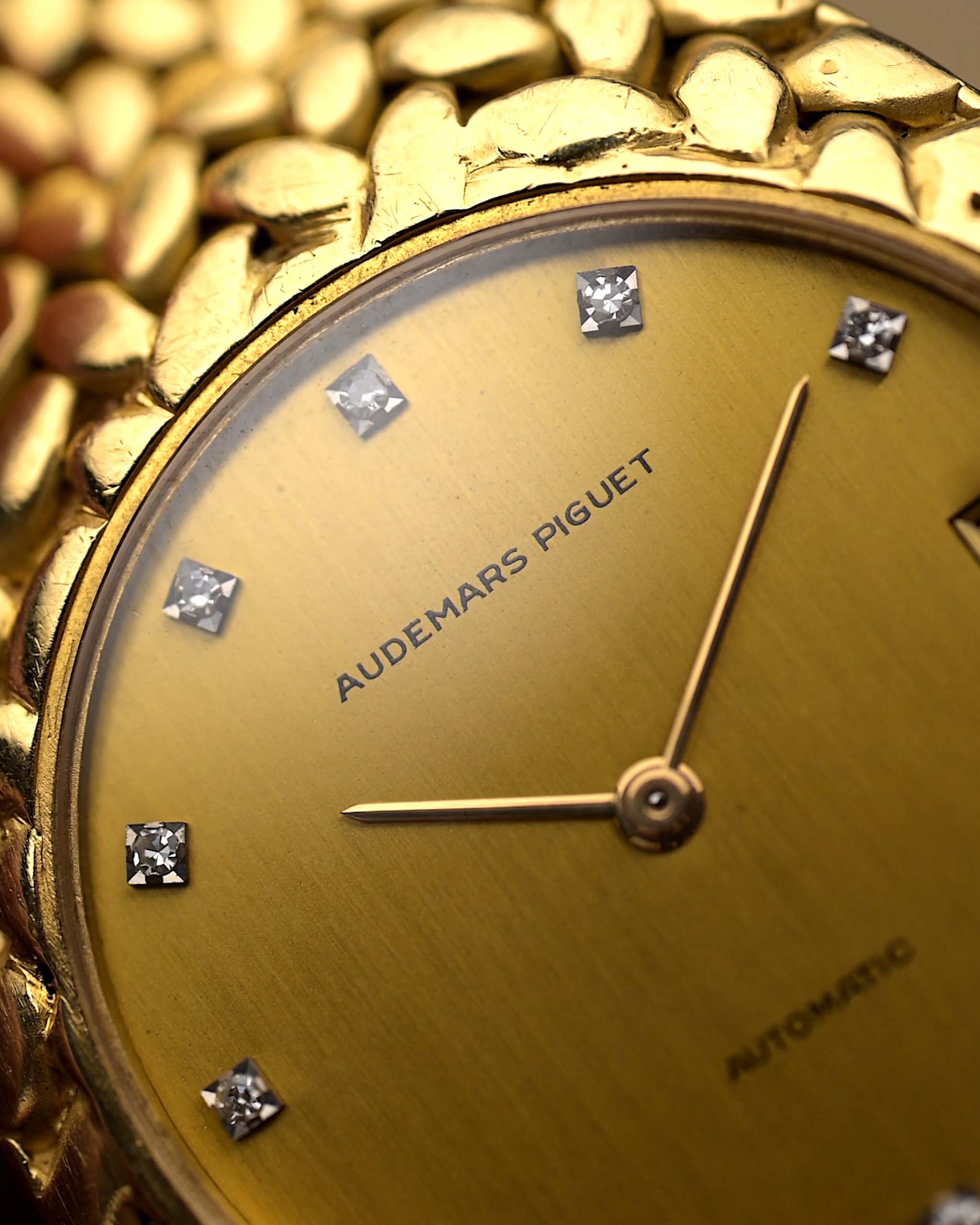 Audemars Piguet Cobra Jumbo from the 1970s with Ref. 5403. 35mm in 18k Yellow Gold with Automatic Cal. 2121, Original Diamond Dial, Gold Bracelet in Excellent Condition.