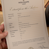 Documento Patek Philippe tenuto in mano, che illustra in dettaglio le specifiche dell'orologio.