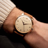 Montre Vintage IWC Cal. 89 Montre Vintage 1960, en or 18 carats , cadran blanc/argenté, mouvement à remontage manuel, au poignet sur fond noir