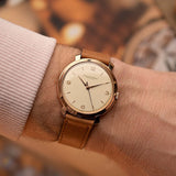 Montre Vintage IWC Cal. 89, en or 18 carats , cadran blanc/argenté, mouvement à remontage manuel, portée au poignet sur fond flou