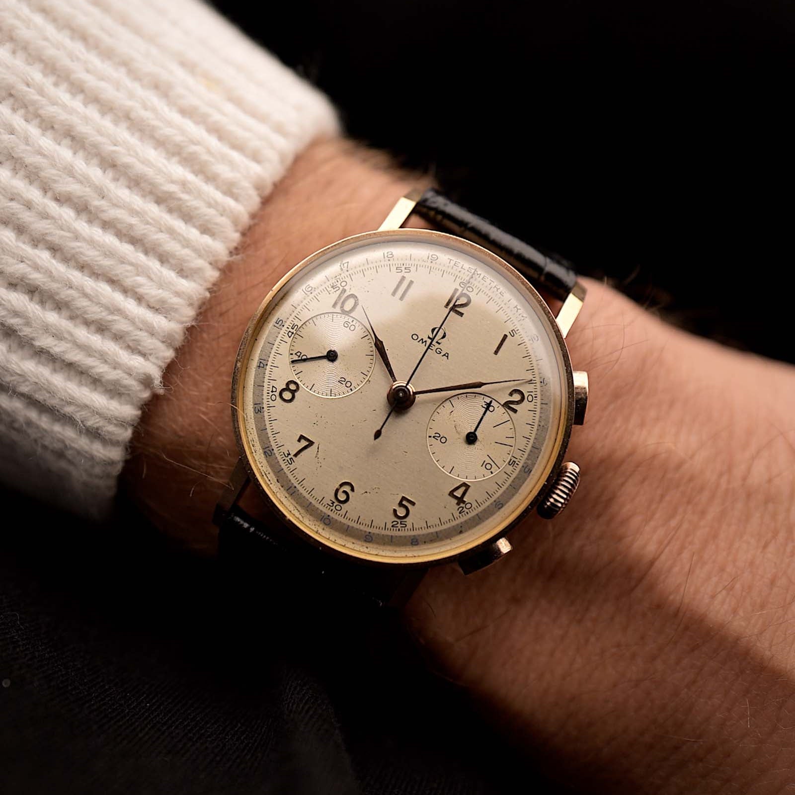 Reloj Antiguo Omega 2393 Jumbo Chronograph, de oro rosa de 18 quilates, con esfera plateada, usado en la muñeca
