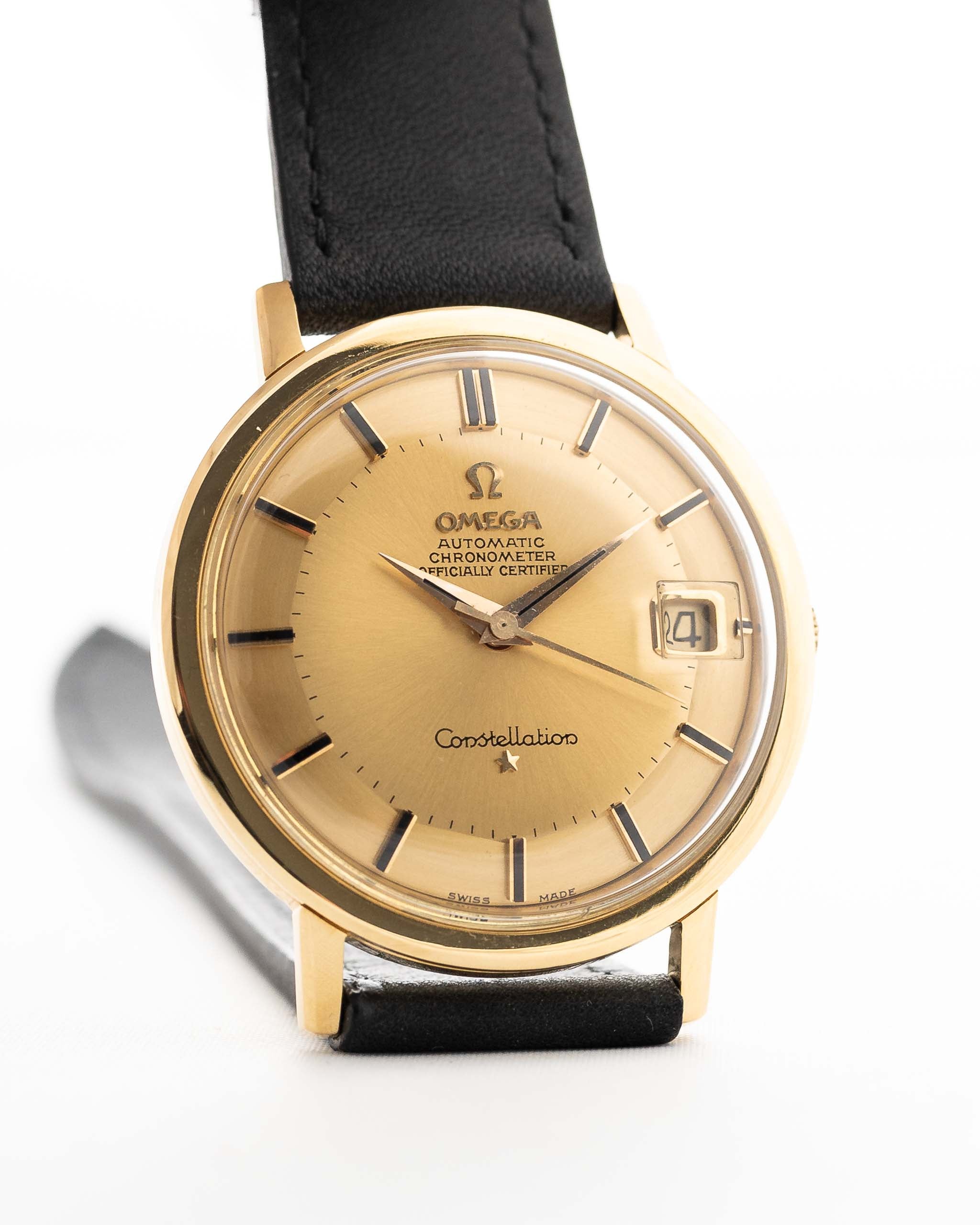 Vintage Omega Constellation 168004 Watch Onyx 18k from 1963. 35.5mm with 18k yellow gold case, Automatic chronometer Caliber 561, flawless golden pie pan dial and Leather strap.