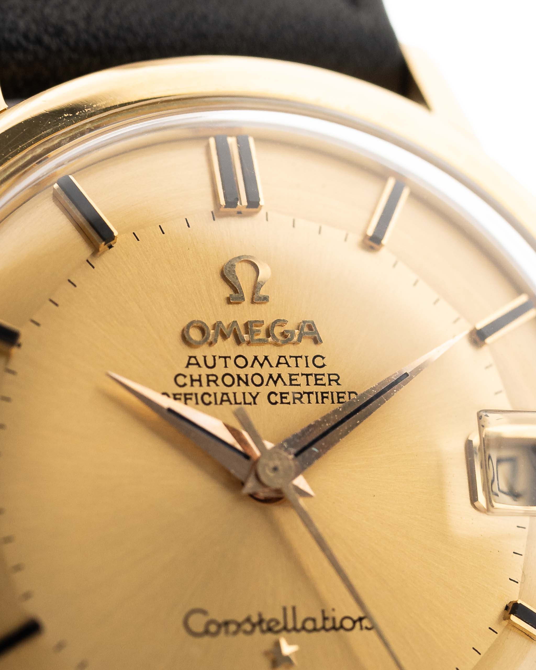 Vintage Omega Constellation 168004 Watch Onyx 18k from 1963. 18k yellow gold case, Automatic chronometer Caliber 561, flawless golden pie pan dial.