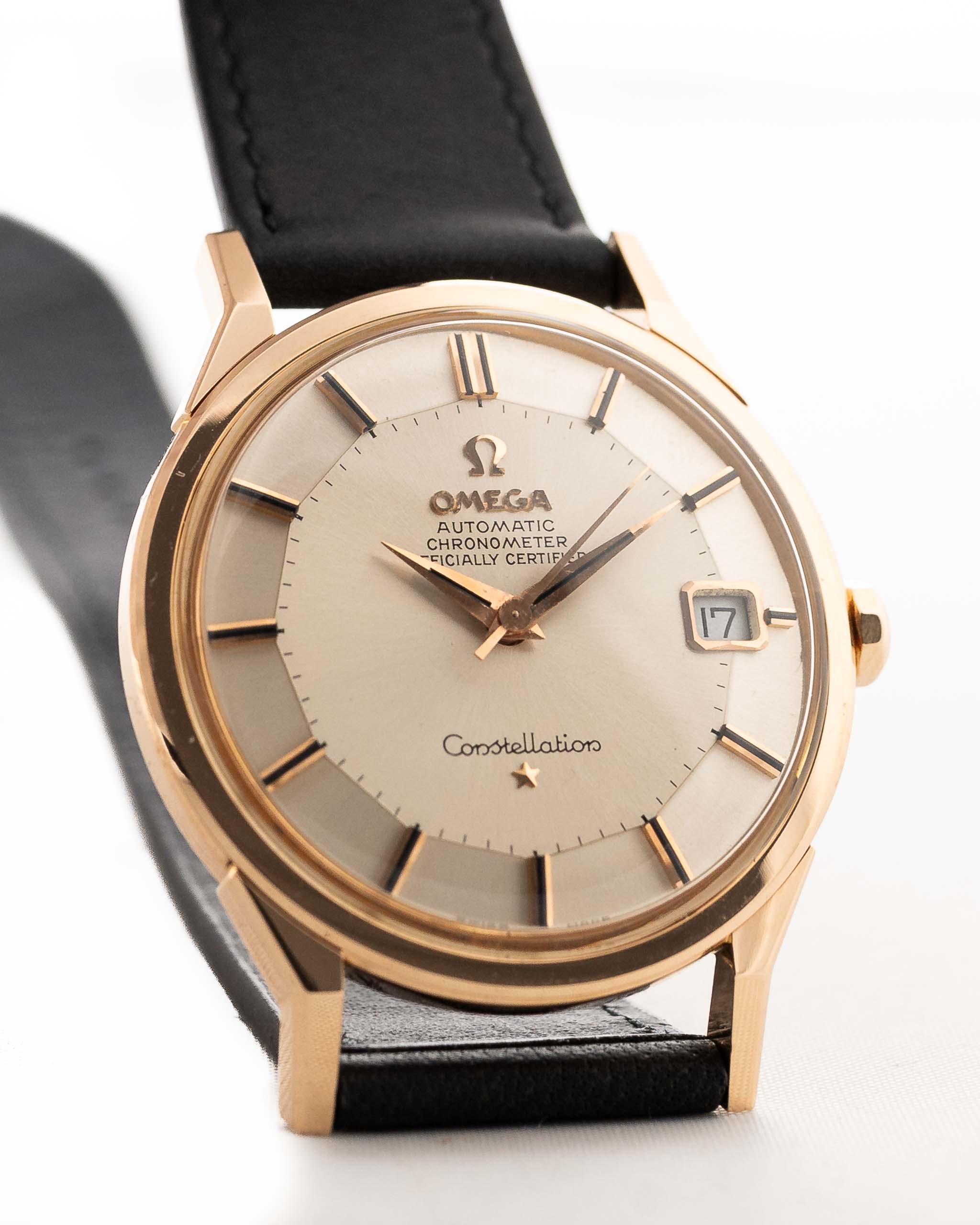 Omega watch - Omega Constellation 168005 Pie Pan 18k Rose 1966 - rose gold case - silver colored pie pan sunburst dial closeup