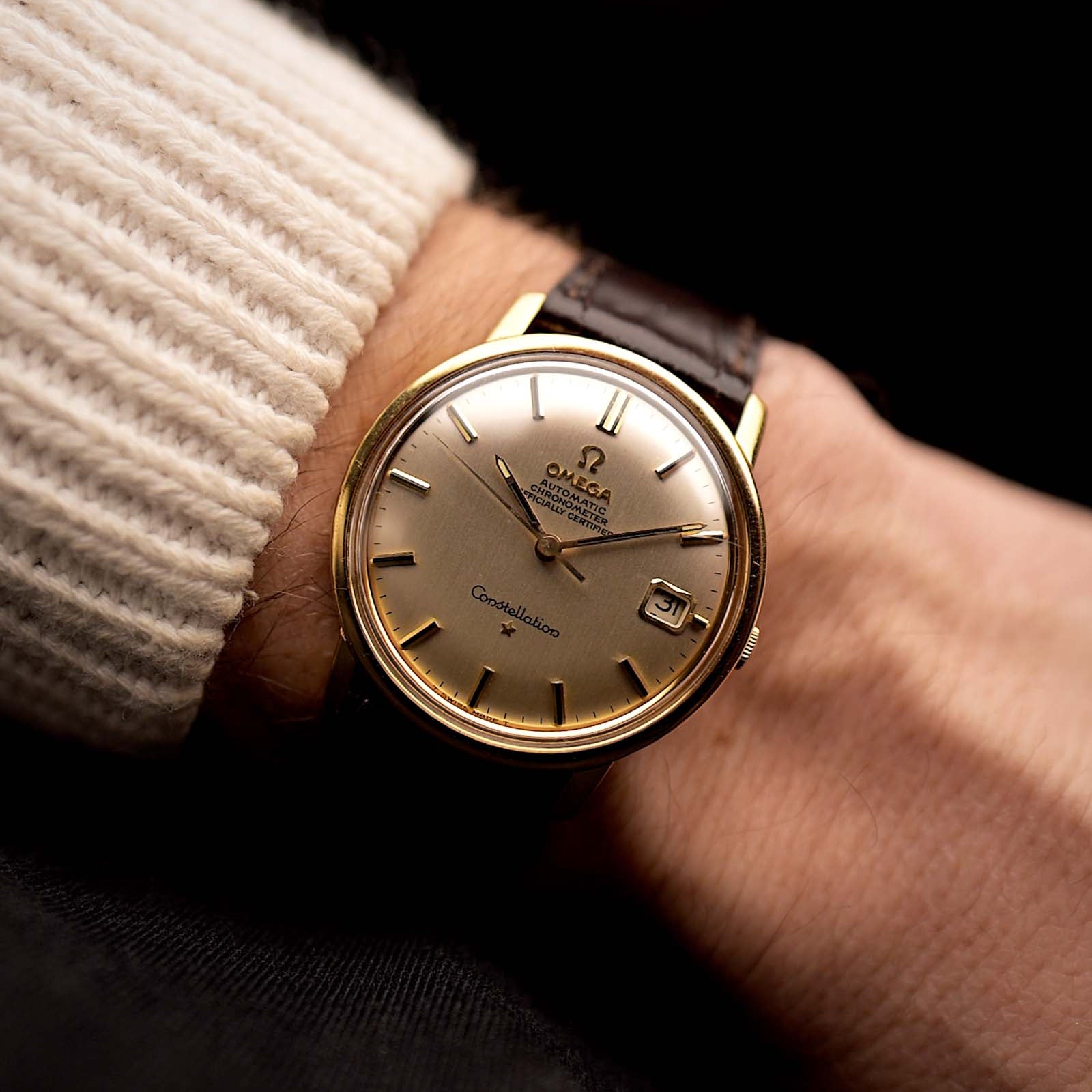 歐米茄星座系列 168010 日期顯示復古腕錶，1966年製，18K金錶殼，銀色拉絲錶盤，自動上鏈機芯，配黑色背景腕帶