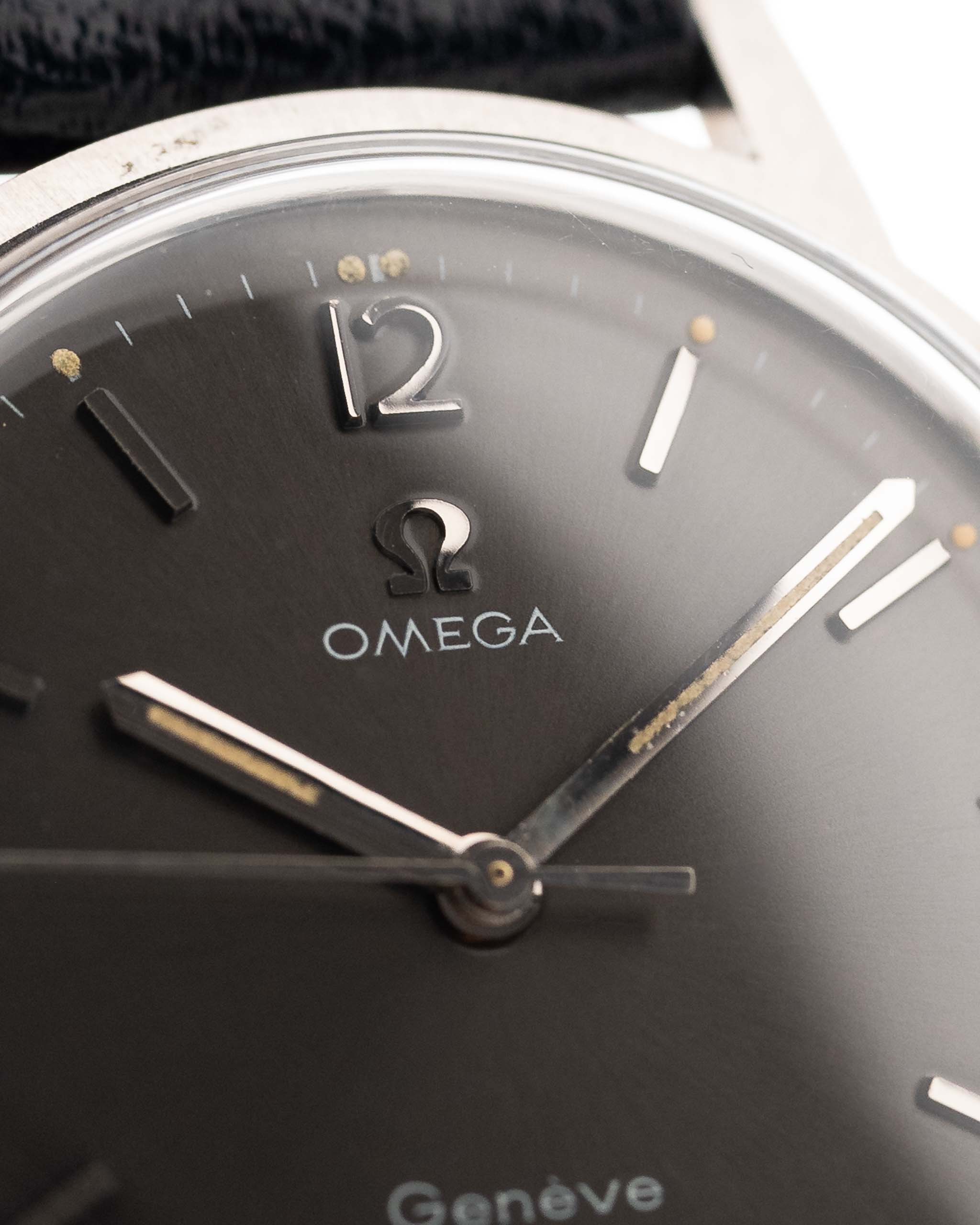 Omega Watch - Vintage Omega Genève 135070 Grey Dial 1970 Stainless steel closeup