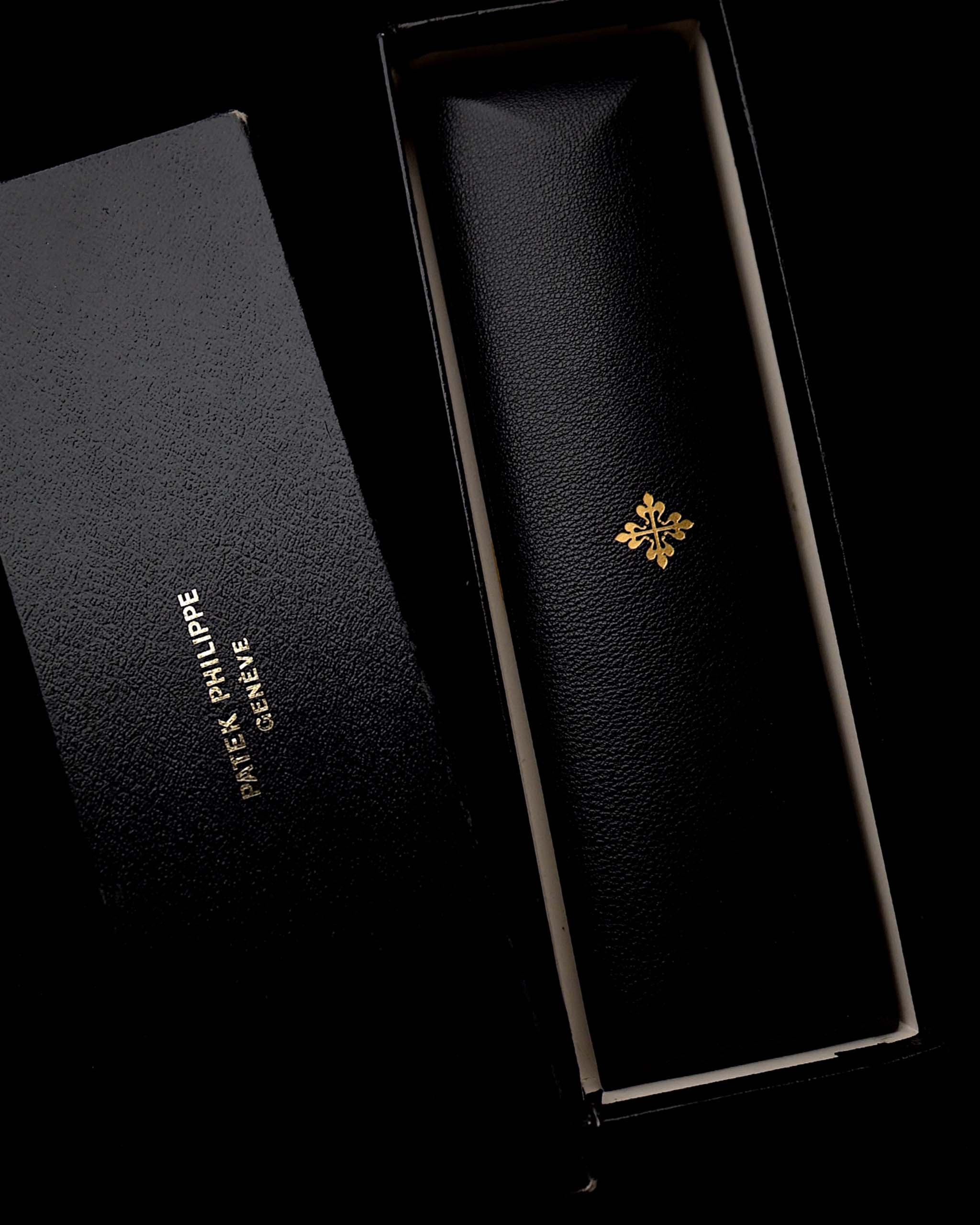 Closeup Photo of a Patek Philippe 3520 Calatrava 18k Box.