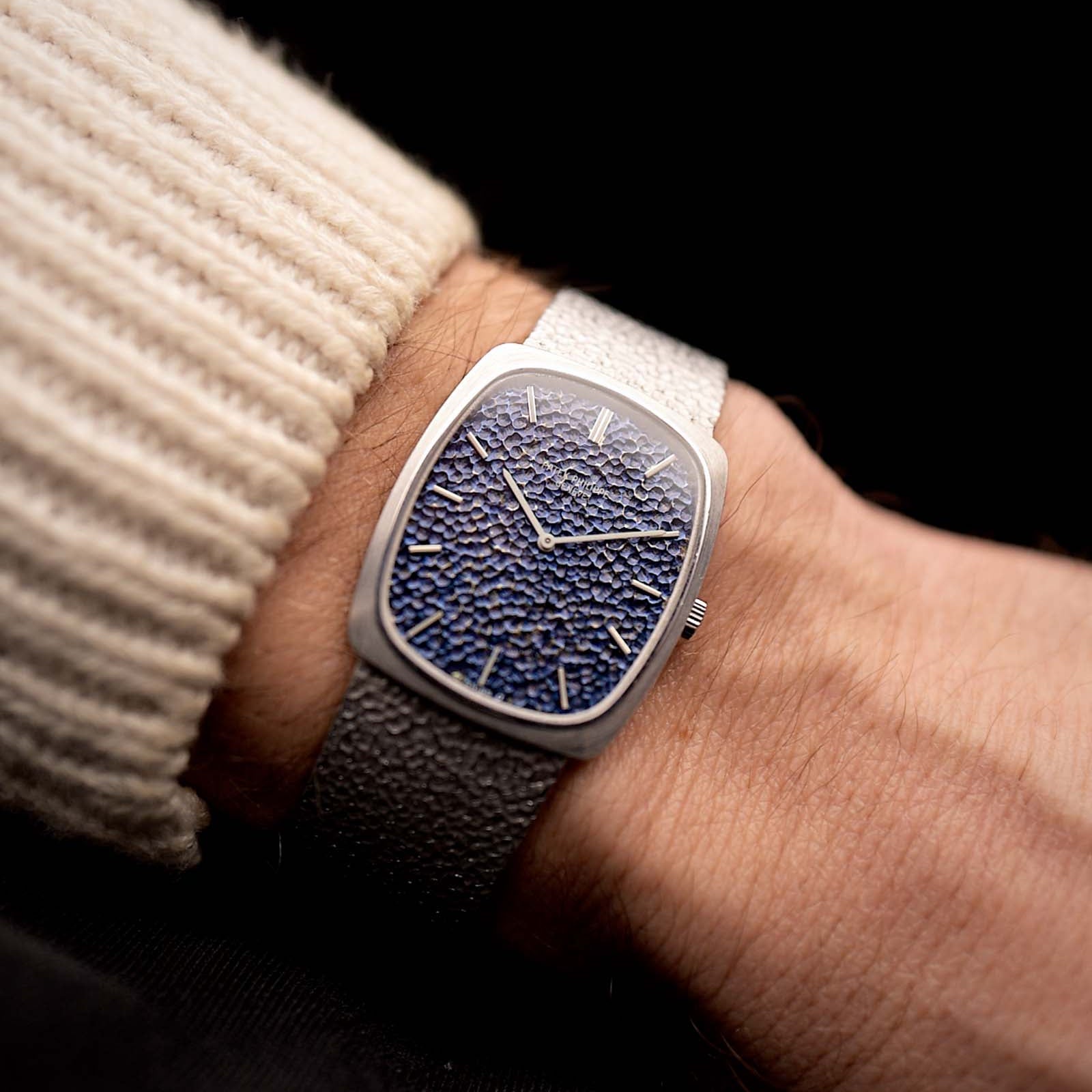 百達翡麗 3567 Ellipse 復古腕錶，產於 1970 年代，採用 18K 白金錶殼，搭配藍色錘紋 Sigma 錶盤，配備手動上鏈機芯，於黑色背景上展示於手腕