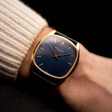 Reloj Antiguo Patek Philippe 3585 Reloj Antiguo la década de 1970, de oro amarillo de 18 quilates, con esfera azul marino texturizada y movimiento automático, en una muñeca sobre fondo negro