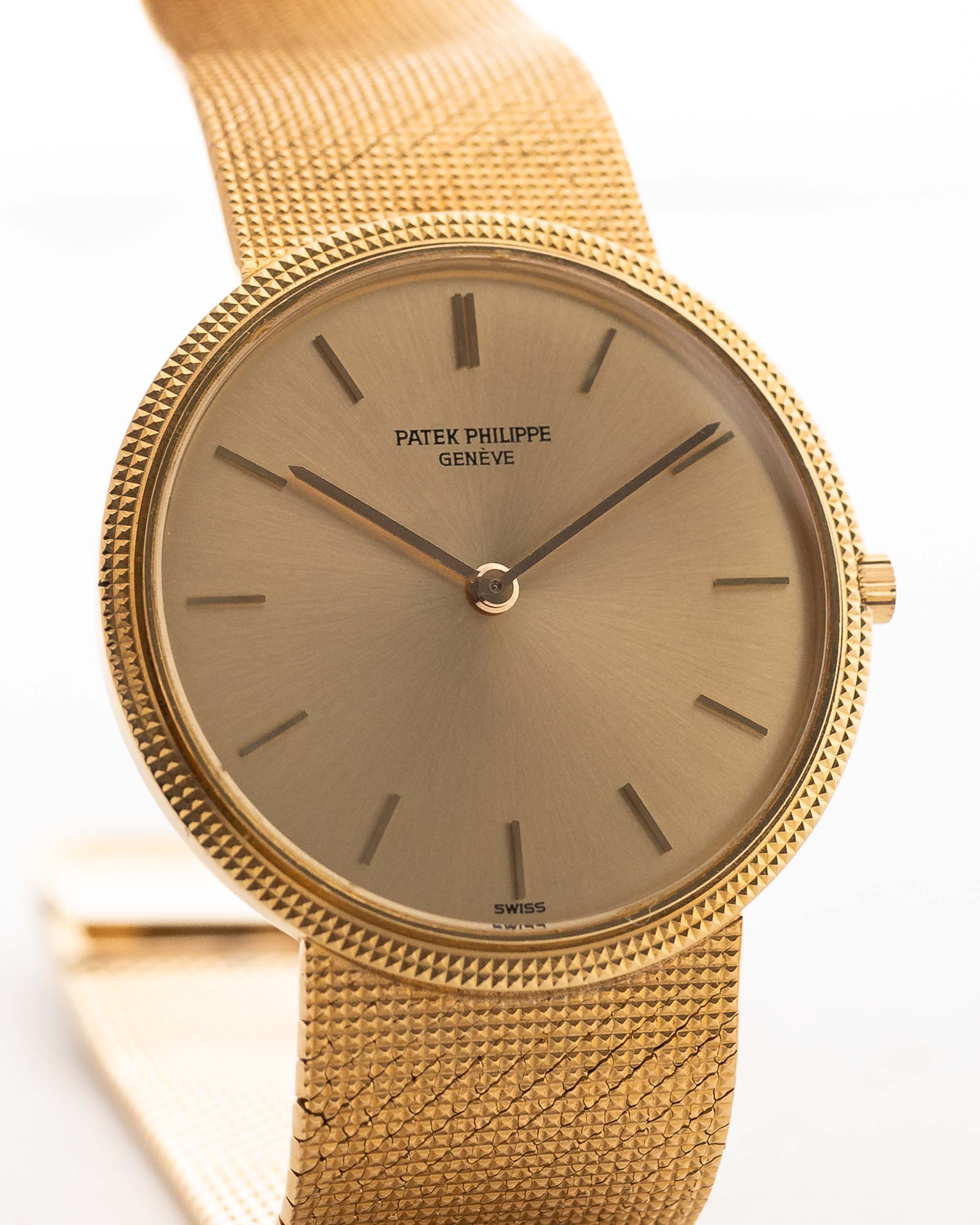 Patek Philippe Calatrava yellow gold 3520 1970 - patek philippe watch - 18k yellow gold case - golden colored sunburst dial - integrated 18k yellow gold bracelet closeup