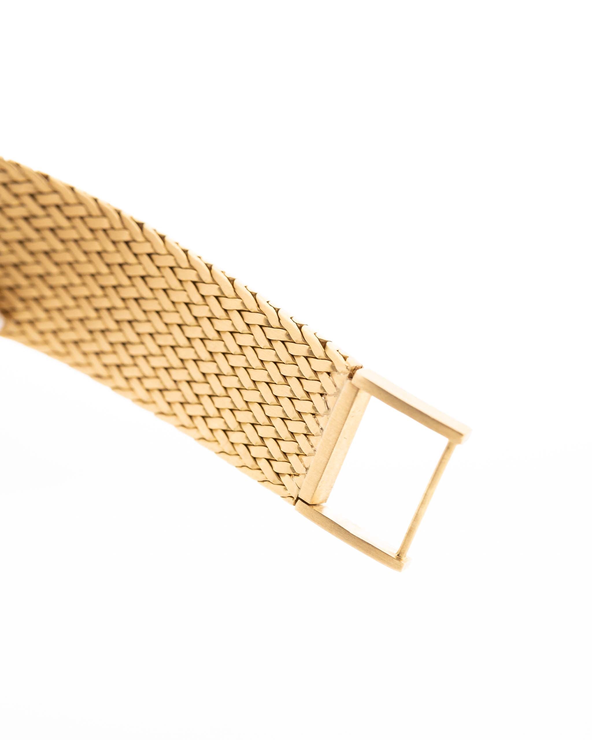 Closeup Photo of a Vintage Patek Philippe Ellipse 3605 Jumbo from 1978. 33mm in 18k Yellow Gold with Automatic Cal. 28-255 C, Gilt Sigma Dial and Integrated Gold Bracelet.