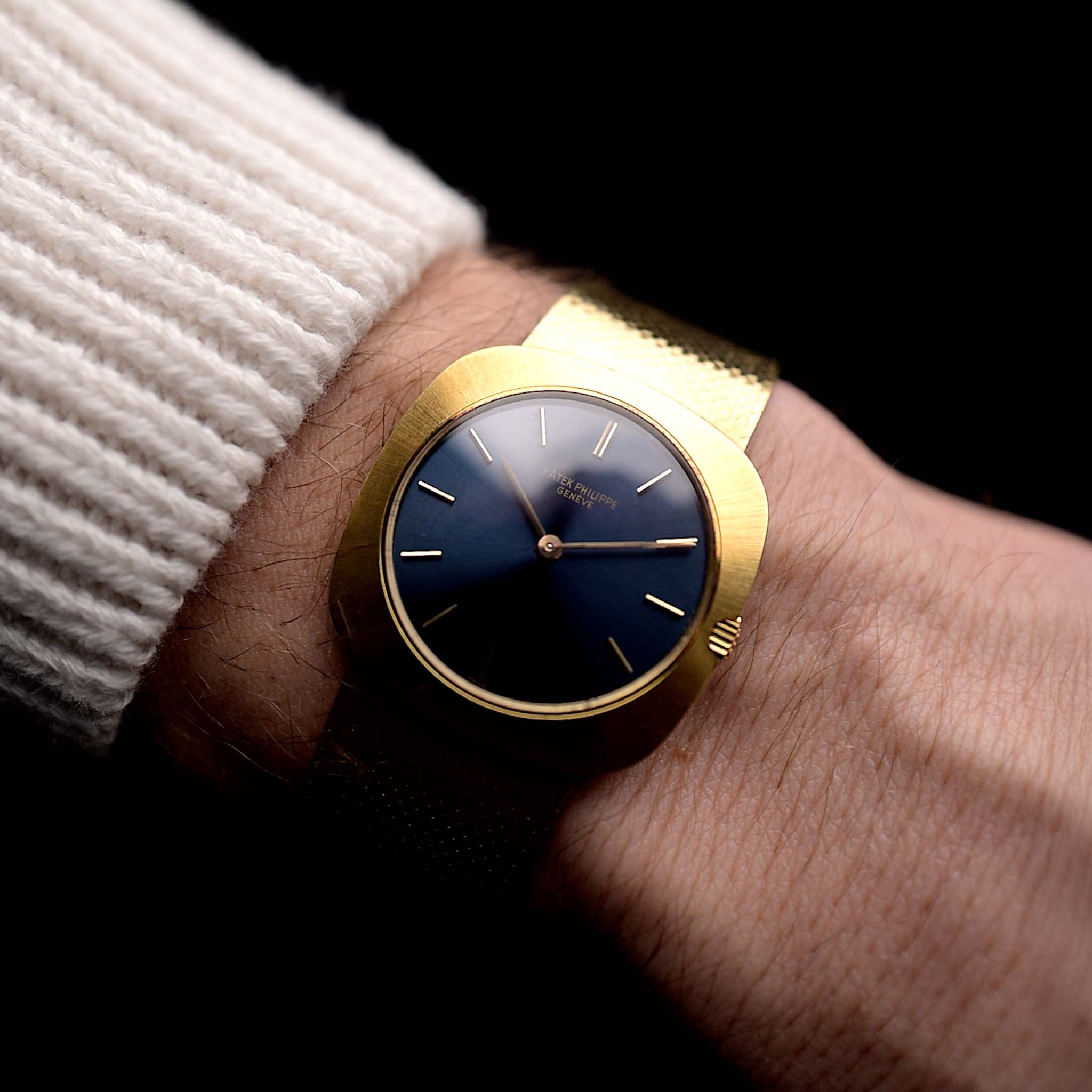 Photo of a Vintage Patek Philippe Square 3543 Blue from the 1970s on a wrist. In 18k Yellow Gold, 31mm with Manual Wind Movement and Original Blue Dial, Integrated Yellow Gold Bracelet.