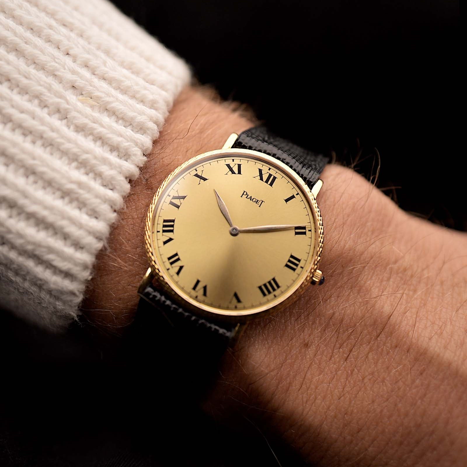 Piaget Altiplano 9036 Vintage Uhr, 18-karätiges Gold, champagnerfarbenes Zifferblatt mit römischen Ziffern, am Handgelenk getragen