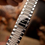 Gros plan sur Montre Vintage Piaget Dancer 80317 Montre Vintage 1980, en or 18 carats , cadran en onyx et diamants, fond flou