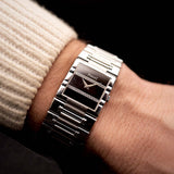 Montre Vintage Piaget Dancer 80317 Montre Vintage 1980, en or 18 carats , cadran en onyx et diamants, mouvement à quartz, portée au poignet sur fond noir