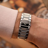 Montre Vintage Piaget Dancer 80317 Montre Vintage 1980, en or 18 carats , cadran en onyx et diamants, mouvement à quartz, portée au poignet sur fond flou