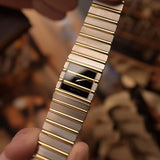 ساعة «بياجيه بولو 7131» كلاسيكية من ثمانينيات القرن الماضي، مصنوعة من الذهب الأصفر والأبيض عيار 18 قيراطًا، بمينا من العقيق الأسود بنمط زيبرا، تظهر يد الساعة على خلفية ضبابية