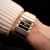 ساعة «بياجيه بولو 7131» كلاسيكية من ثمانينيات القرن الماضي، مصنوعة من الذهب الأصفر والأبيض عيار 18 قيراطًا، بمينا من العقيق الأسود بنمط زيبرا، وحركة كوارتز، وسوار ثنائي اللون، مع صورة لمعصم على خلفية سوداء