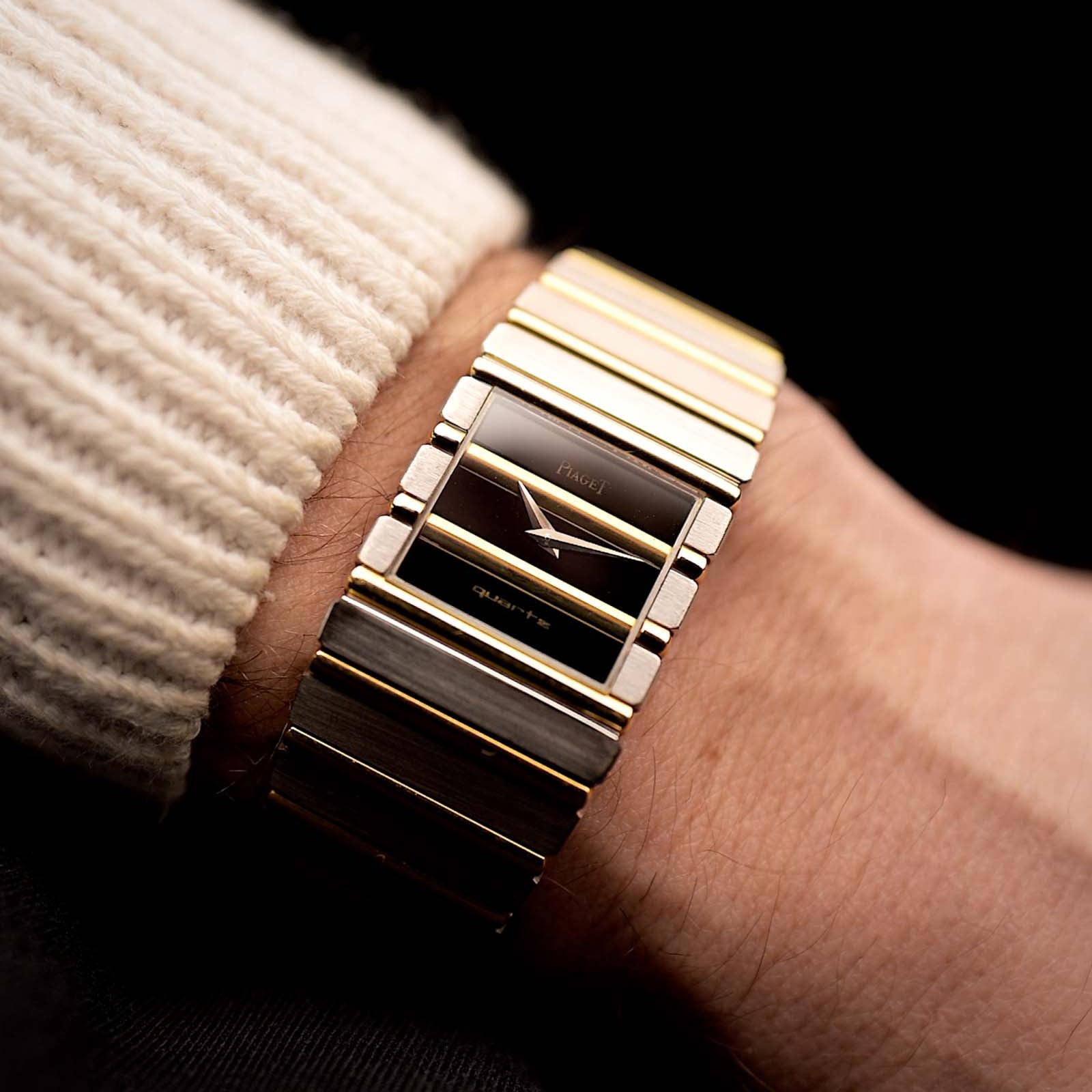 1980年代的伯爵 Polo 7131 復古腕錶，採用實心 18K 黃金與白金打造，配有縞瑪瑙斑馬紋錶盤、石英機芯及雙色錶帶，圖中展示於黑色背景上的手腕上