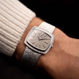 Montre Vintage Piaget 9574 TV, boîtier en or 18 carats , cadran « écorce martelée », portée au poignet
