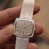 Piaget 9574 TV : cadran en argent martelé avec index bâton, gros plan sur le boîtier en or 18 carats