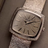Montre Vintage Piaget 9574 TV, boîtier et bracelet en or 18 carats avec finition « écorce », gros plan en atelier