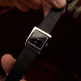 Rolex Cellini 4100 mit glänzendem schwarzem Zifferblatt und Nahaufnahme der Rolex-Krone, Gehäuse aus 18-karätigem Weißgold