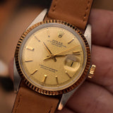 Nahaufnahme einer Vintage-Rolex-Datejust-Uhr aus dem Jahr 1972, zweifarbig, mit goldfarbenem Zifferblatt im „Pie-Pan“-Design, 36-mm-Oyster-Gehäuse