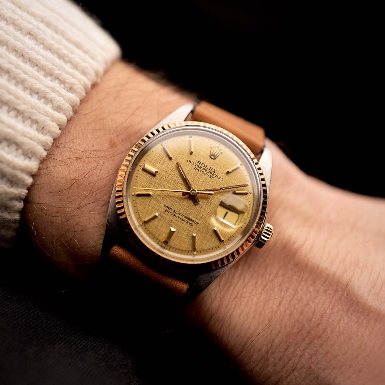 1972年產的復古勞力士Datejust腕錶，雙色設計，配有金色亞麻紋圓形錶盤，36毫米蠔式錶殼，自動上鏈機芯，黑色背景下的腕間特寫