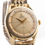 Universal Genève Polerouter 20214 Herringbone 1950s - gold plated stainless steel case - golden colored dial - gold bracelet closeup