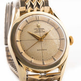 Universal Genève Polerouter 20214 Herringbone 1950s - gold plated stainless steel case - golden colored dial - gold bracelet closeup