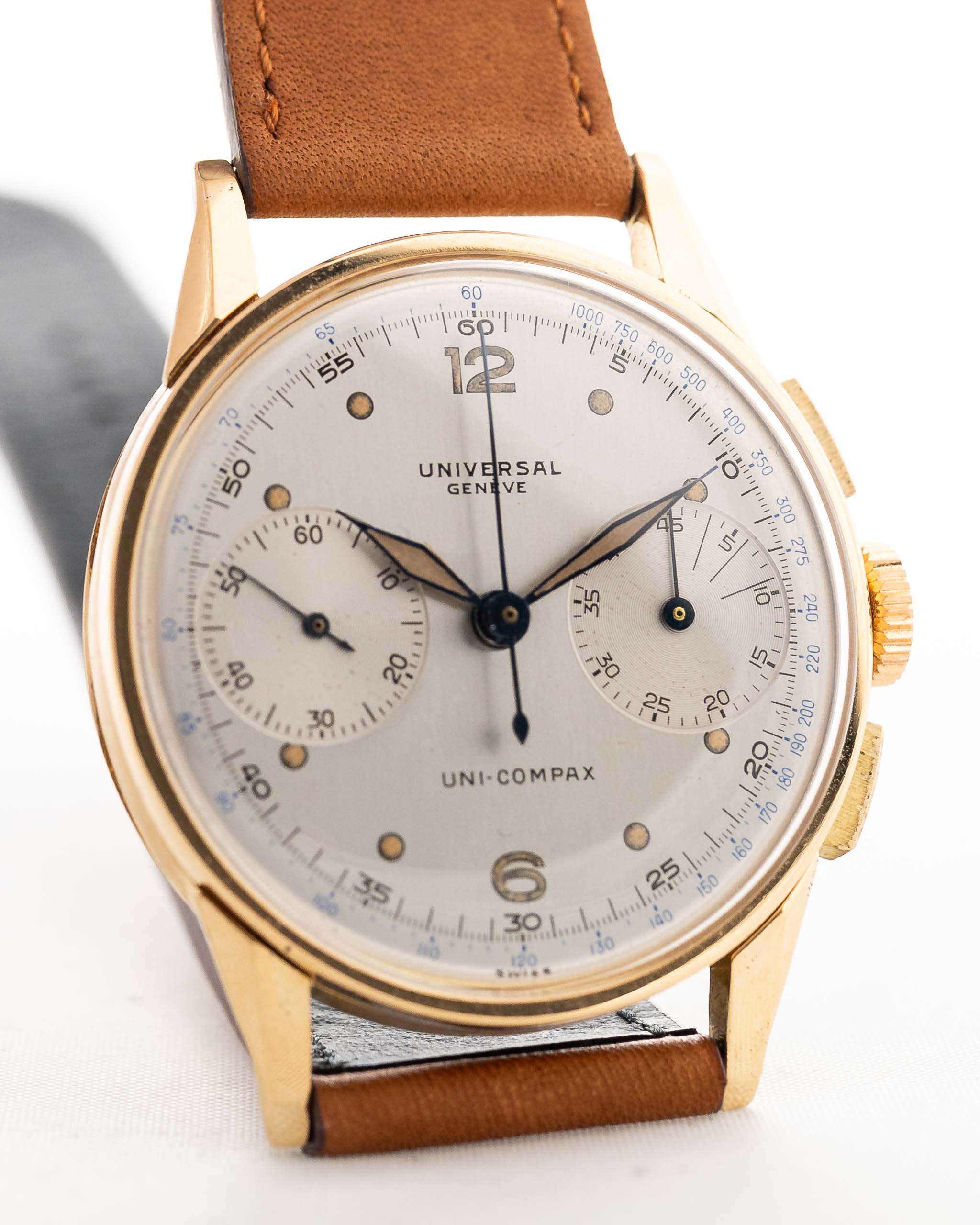 Vintage Universal Geneve 5166 Uni Compax 18k gold 1950 silver vertical brushed dial closeup