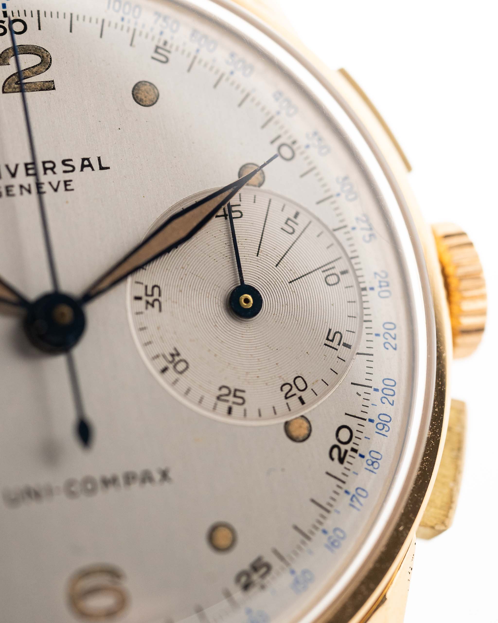 Vintage Universal Geneve 5166 Uni Compax 18k gold 1950 silver vertical brushed dial closeup