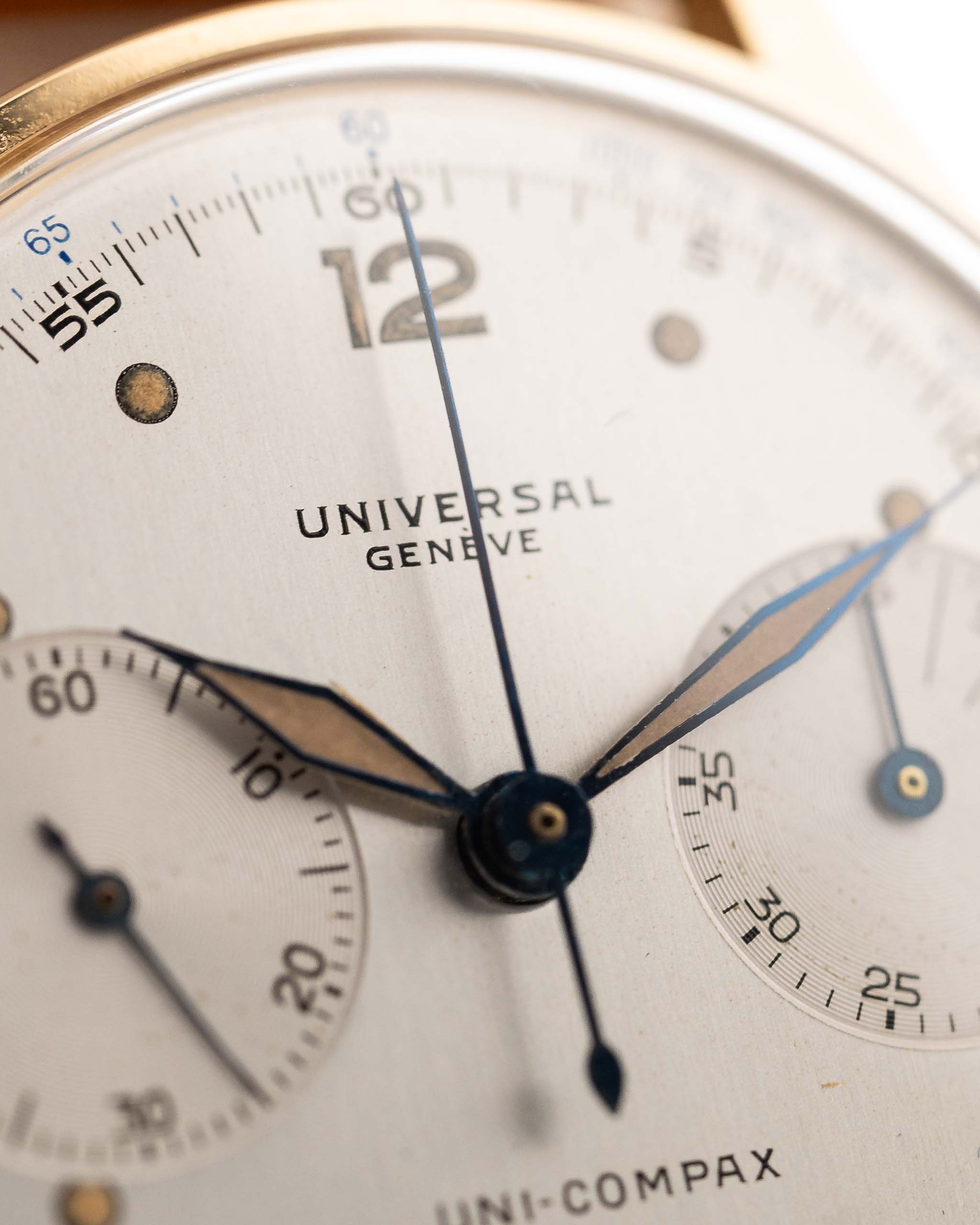 Universal Geneve 5166 Uni Compax 18k gold 1950 silver vertical brushed dial closeup