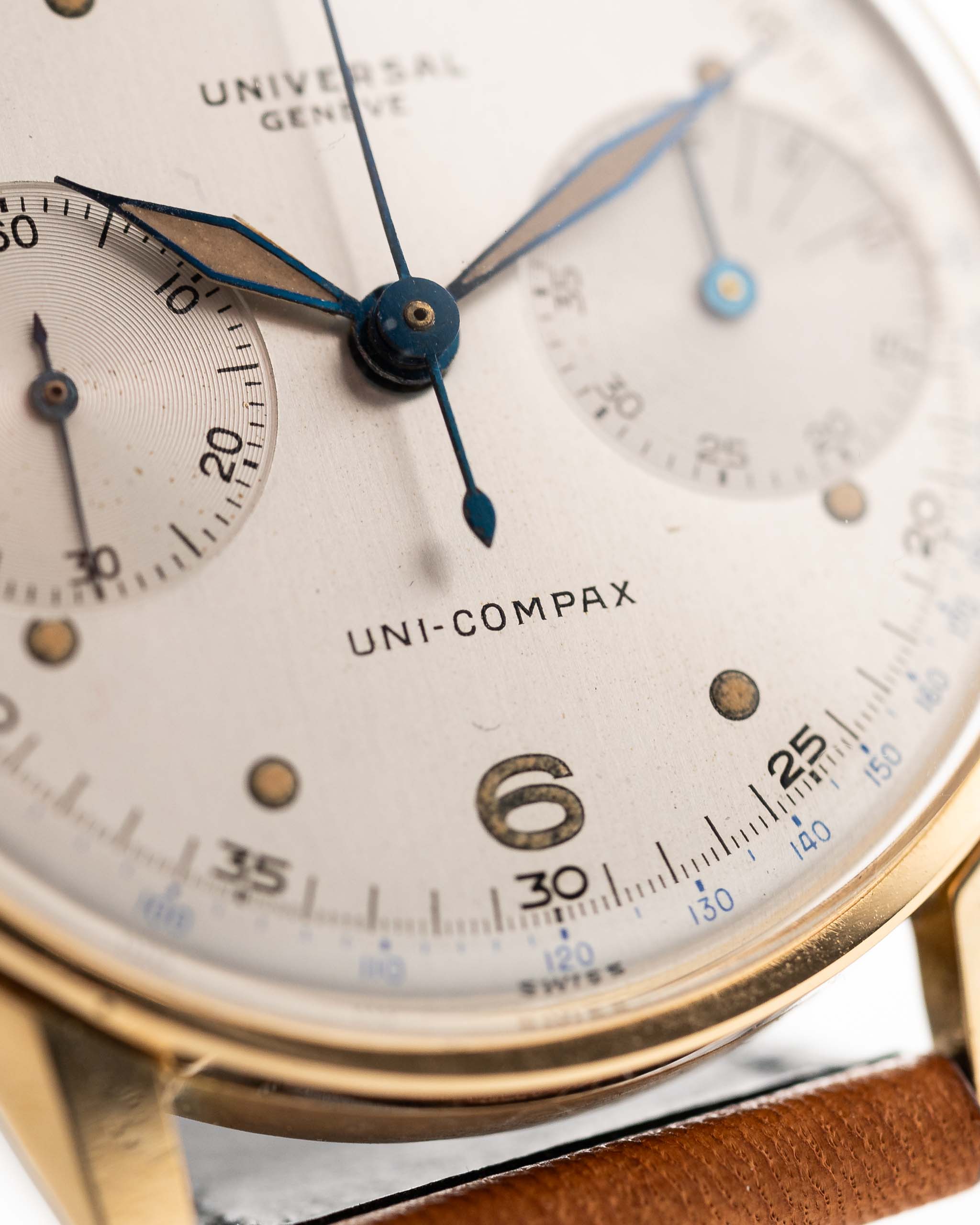 Vintage Universal Geneve 5166 Uni Compax 18k gold 1950 silver vertical brushed dial closeup