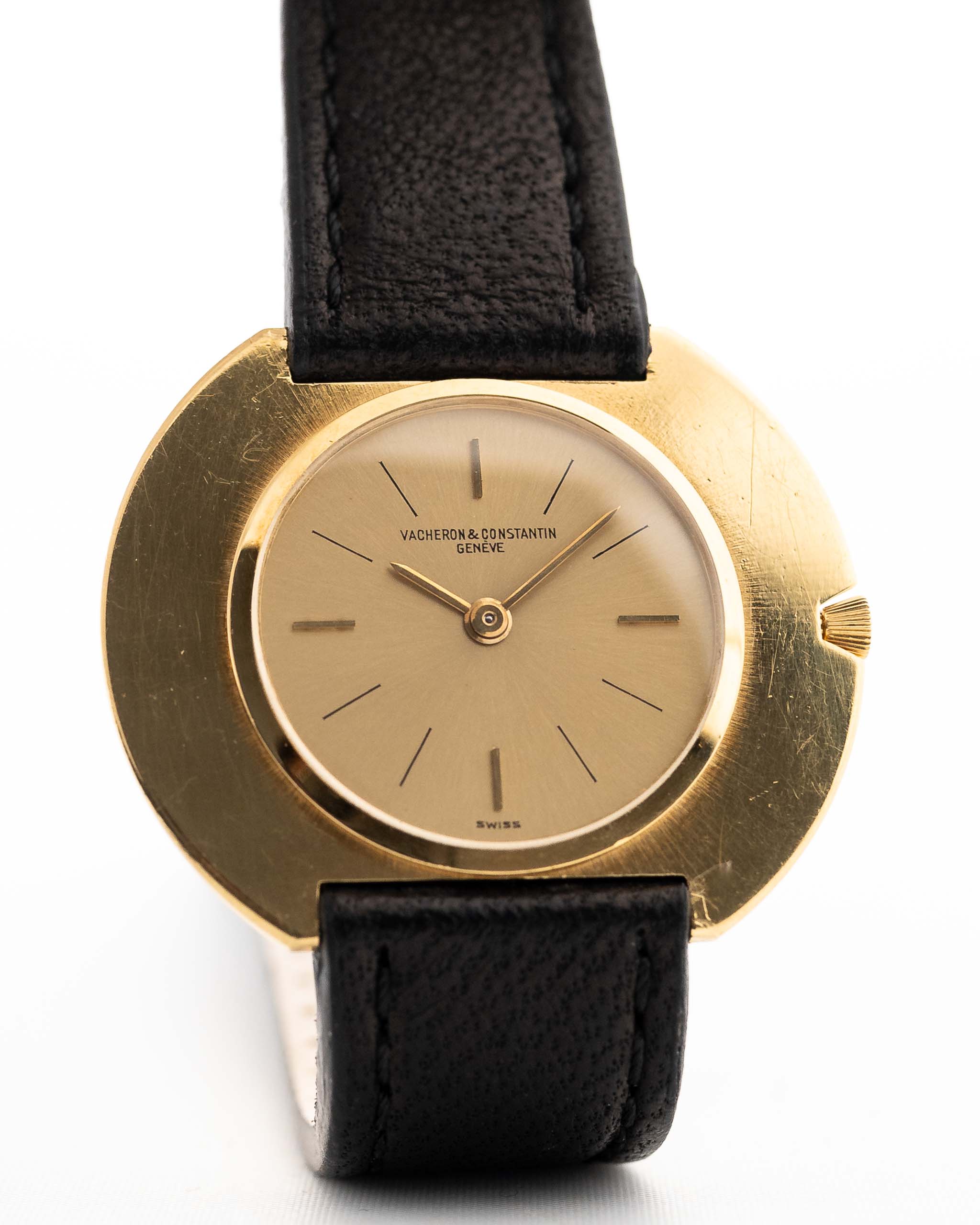 Vintage Vacheron Constantin Disco Volante 6590 watch. 34mm in 18k Yellow Gold with Flawless Gold sunburst dial, Manual wind movement and Leather Strap.