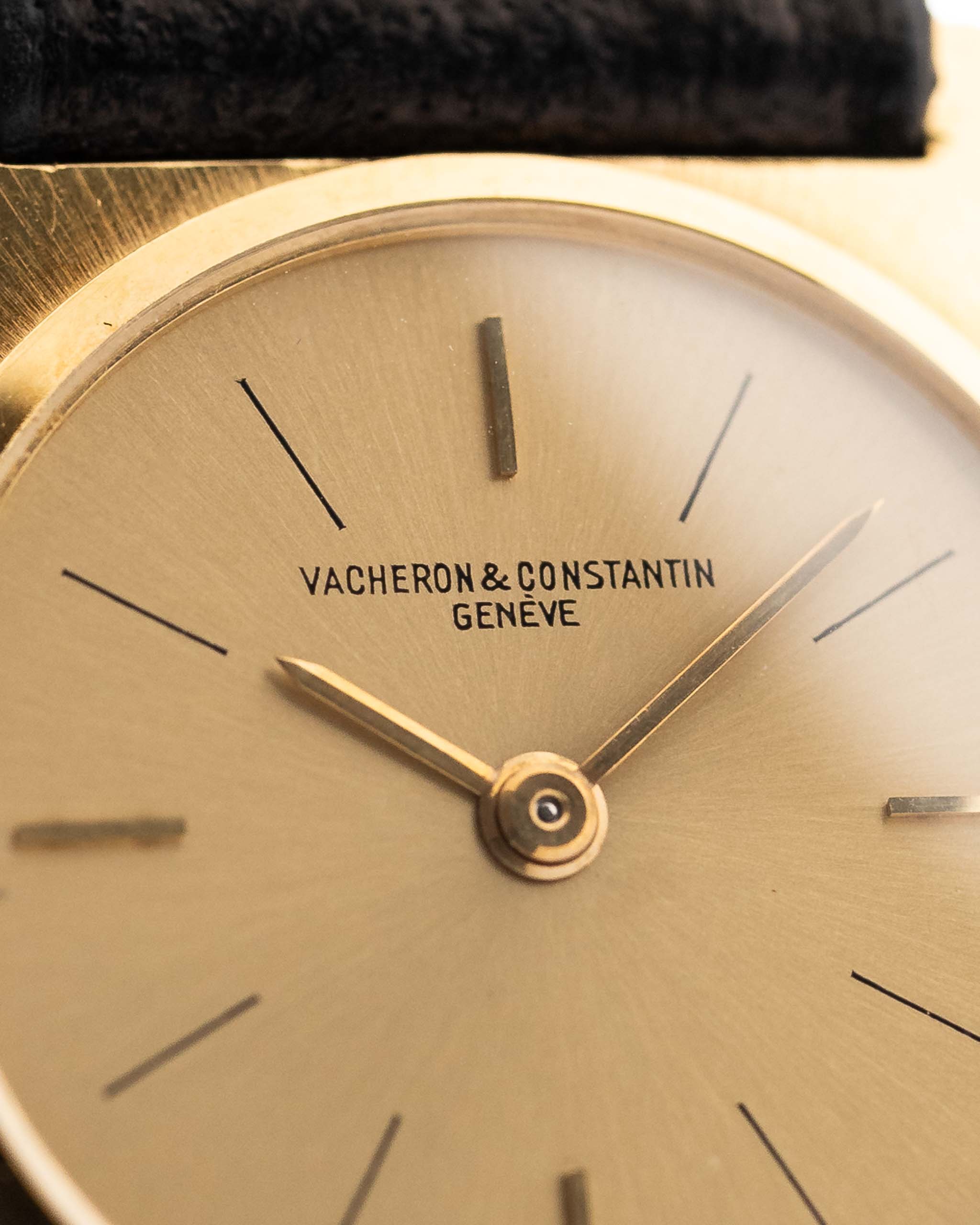 Vintage Vacheron Constantin Disco Volante 6590 watch. Flawless Gold sunburst dial.