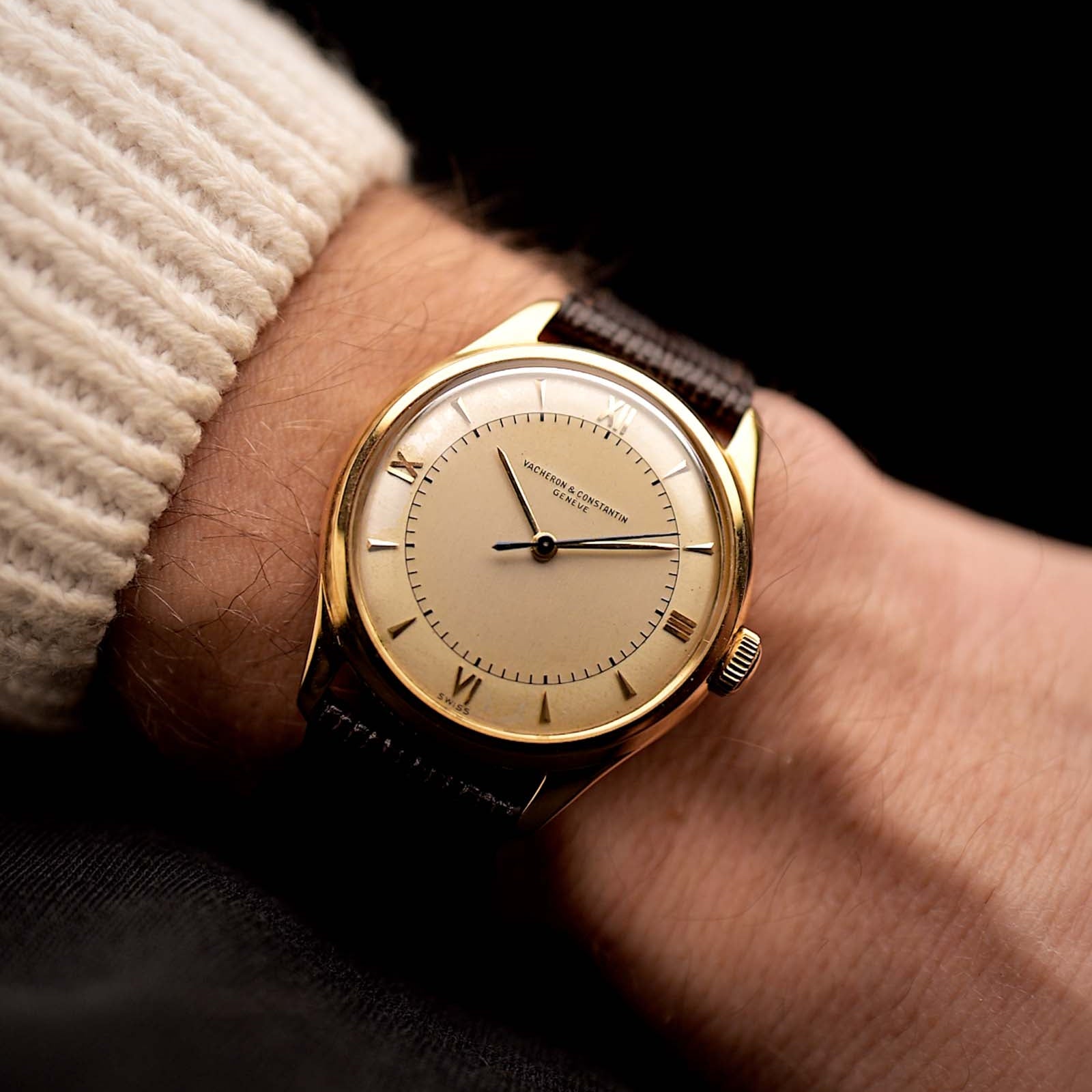 1940年代江詩丹頓（Vacheron Constantin）Spillmann復古腕錶，18K黃金錶殼，銀色與香檳色雙色錶盤，自動上鏈機芯，黑色背景下的腕間風采