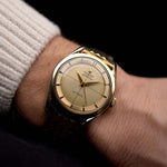 Universal Genève Polerouter 20214 Herringbone 1950s - gold plated stainless steel case - golden colored dial - gold bracelet on wrist
