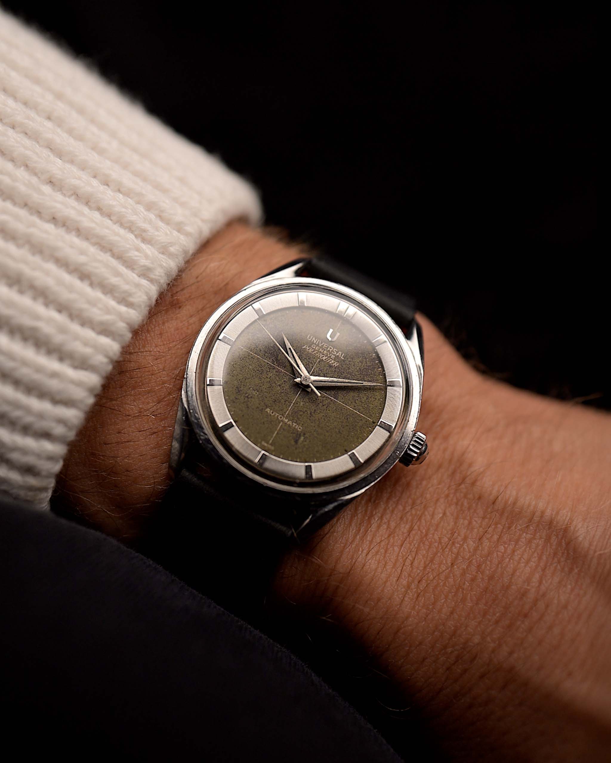 Universal Genève 20368 Polerouter Ref 20368 from the 1960s. 34mm in Stainless Steel, Automatic microtor movement, Original black dial with patina and Leather Strap.