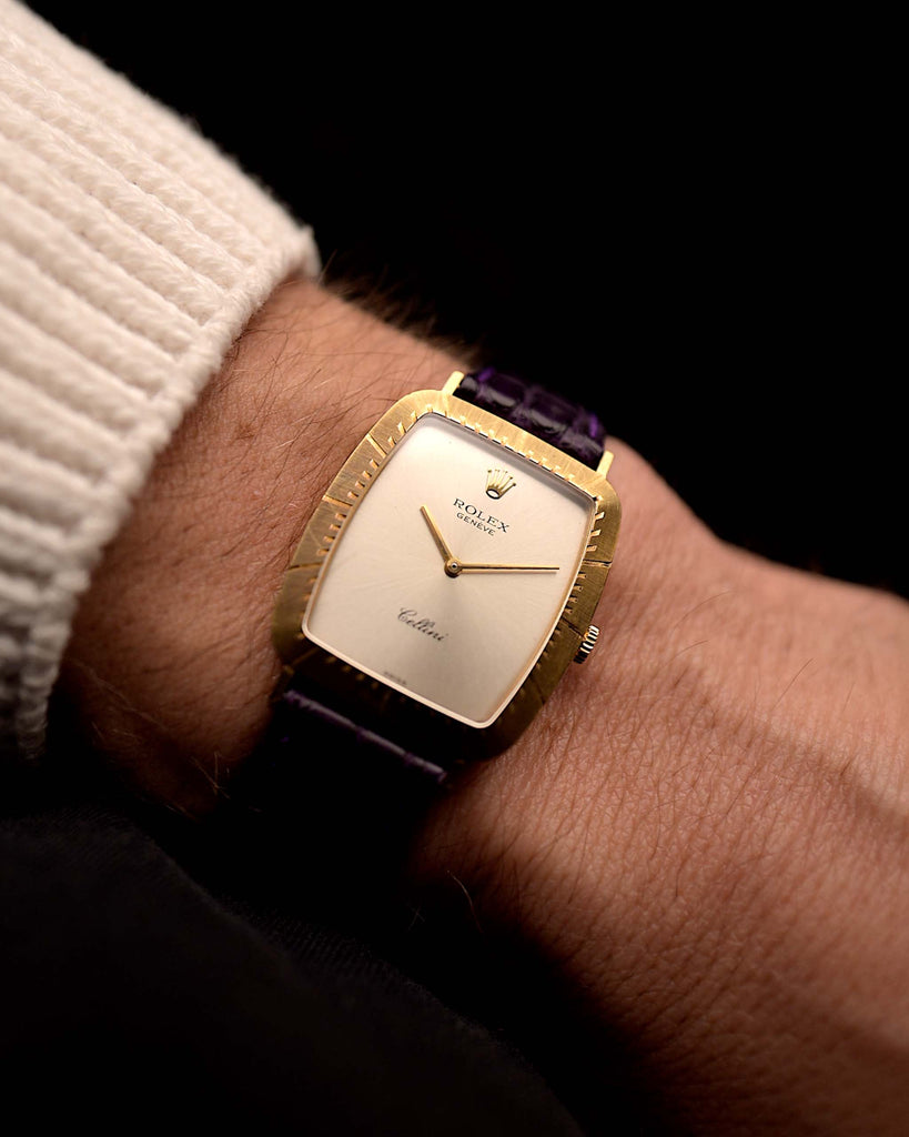 Video of a Vacheron Constantin 7374 Tonneau from 1973 on a wrist. 28mm in 18k Yellow Gold with Manual wind movement, Brushed golden dial and Original Leather strap.