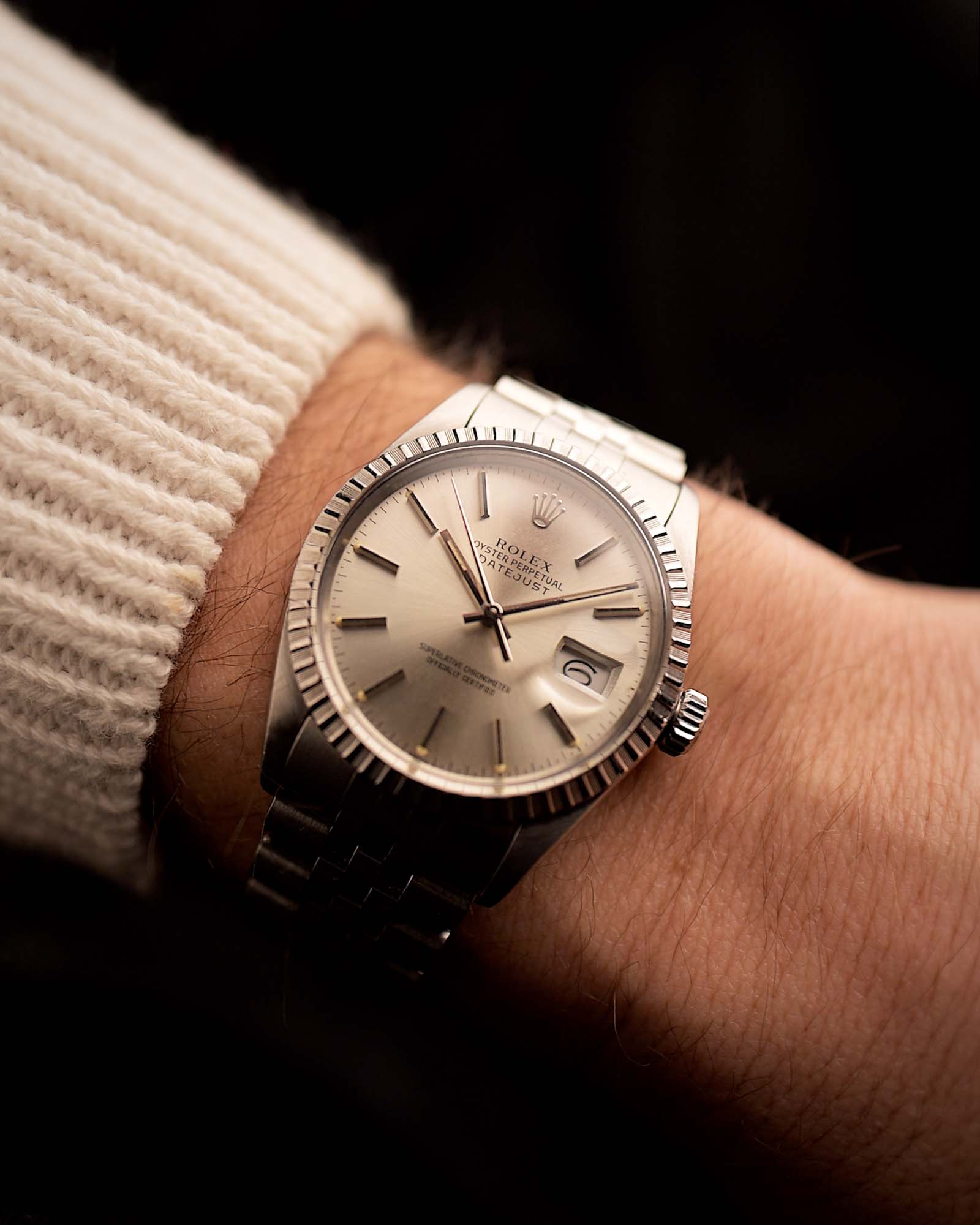 Vintage Rolex Datejust Uhr aus dem Jahr 1985, silbernes Zifferblatt mit Sonnenschliff, Edelstahlgehäuse, Automatikwerk, Jubilee-Armband an einem Handgelenk vor schwarzem Hintergrund, Video