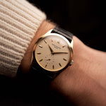 Vintage Patek Philippe Calatrava 5096 Uhr aus den 1990er Jahren, 18 Karat Gelbgold, Sigma-Zifferblatt, Handaufzugswerk, 33 mm, am Handgelenk vor schwarzem Hintergrund, Video