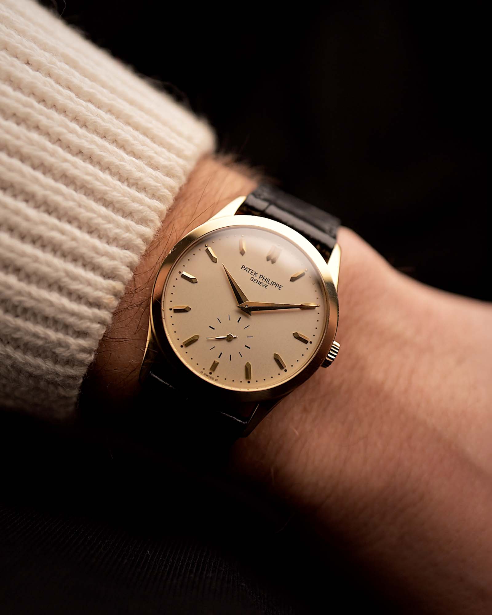 Vintage Patek Philippe Calatrava 5096 Uhr aus den 1990er Jahren, 18 Karat Gelbgold, Sigma-Zifferblatt, Handaufzugswerk, 33 mm, am Handgelenk vor schwarzem Hintergrund, Video