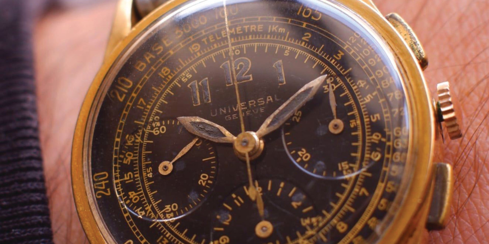 Handgelenkfoto des Universal Geneve Compax Chronographen aus den 1930er Jahren mit Base-3000 Tachymeter
