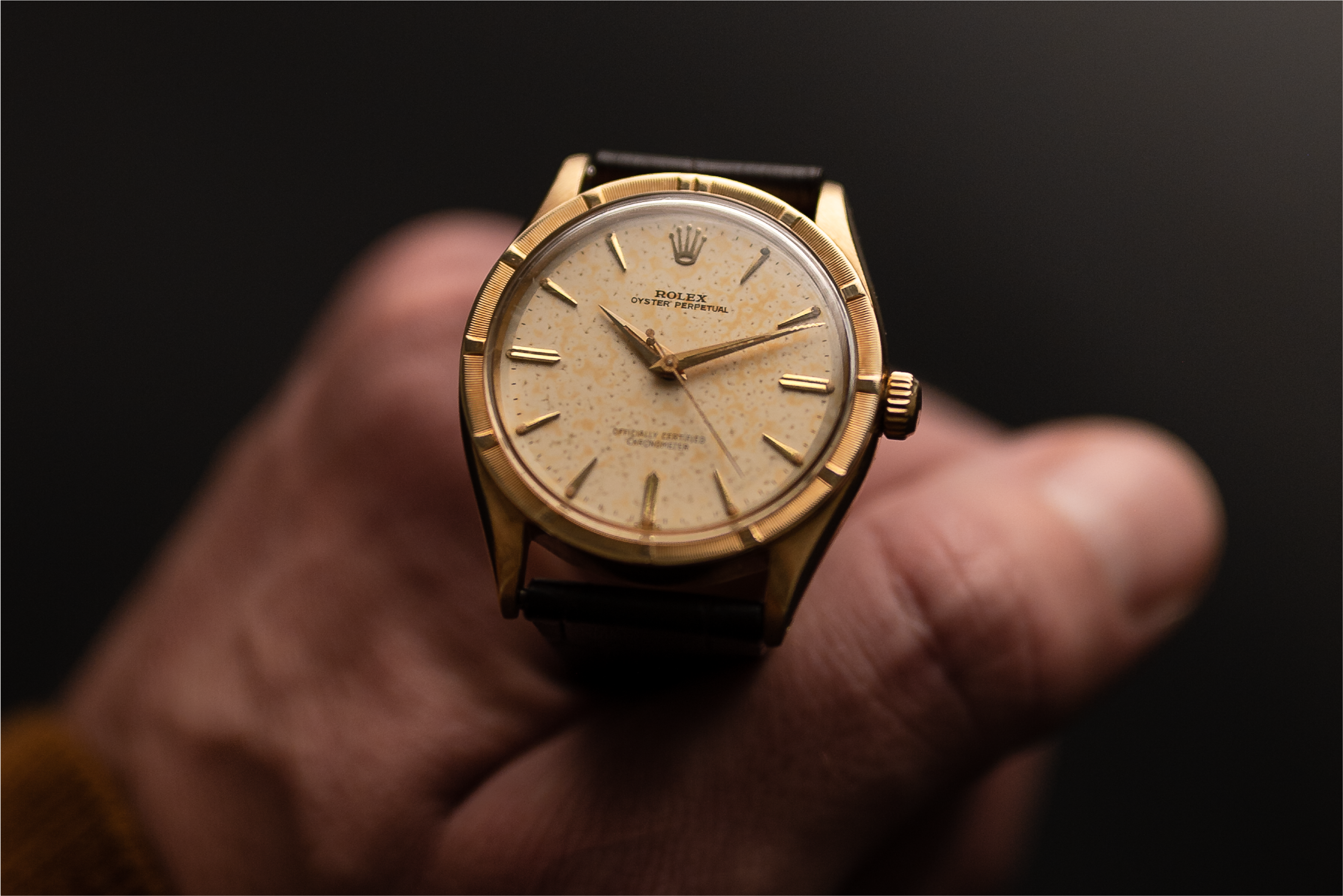 Rolex Oyster Perpetual Gold in der Hand